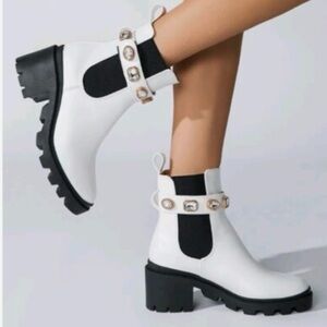 Steve Madden  NEW White amulets Ankle Boots with Black Soles. / size 7.5